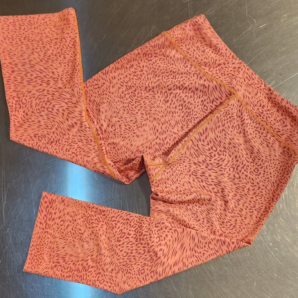Reebok High-Waist Peach & Plum Leopard Print Capris | Women | Medium - Picture 4 of 10